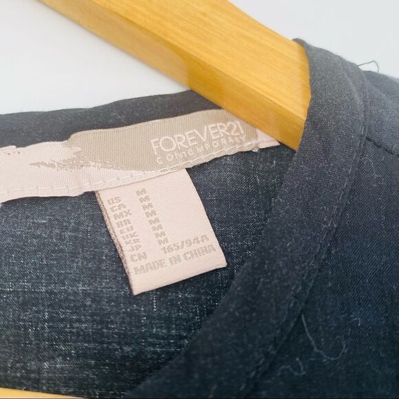 Forever 21 black tunic style floral top with keyhole detail medium - Picture 5 of 6